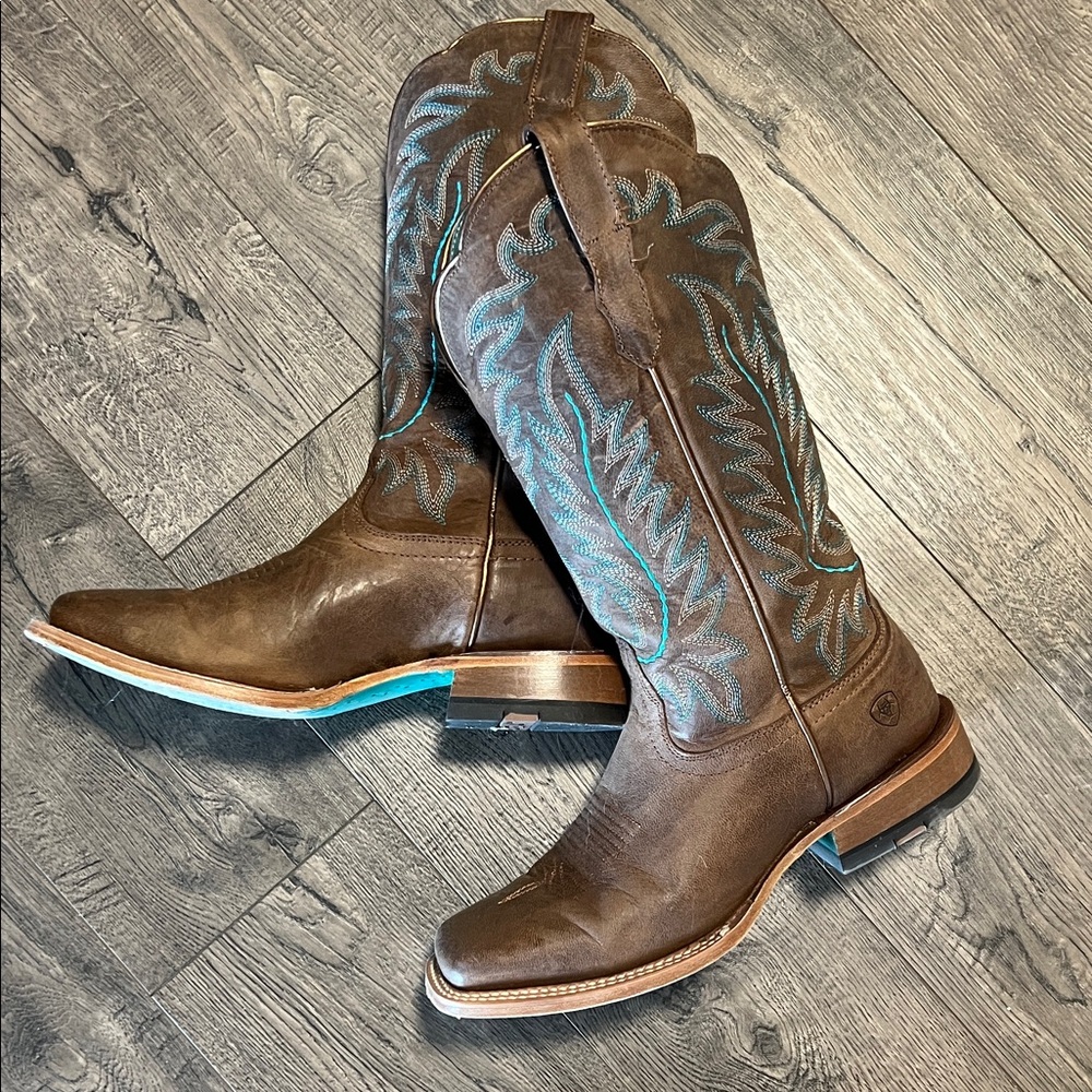 Frontier Tilly Wide Square Toe Western Boot